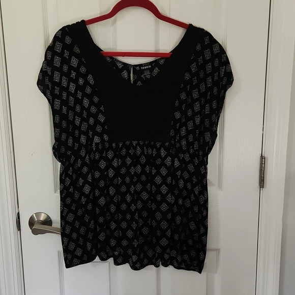 Torrid Black & White Diamond Print Top - Picture 2 of 12